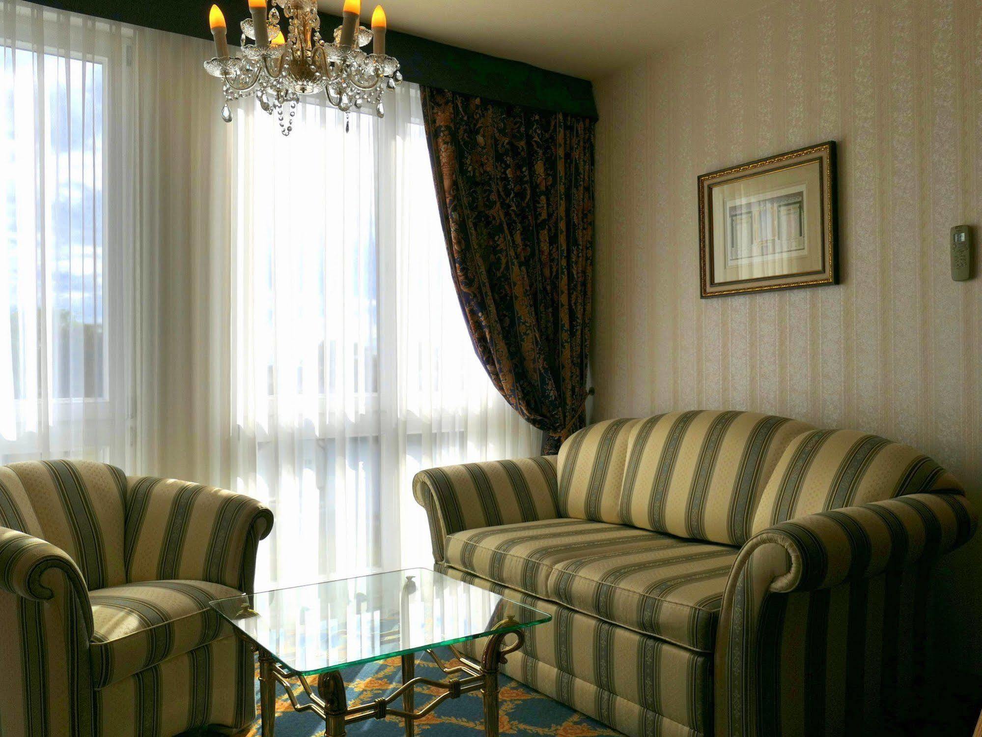 SEETELHOTEL Ahlbecker Hof Heringsdorf  Exteriör bild A living room in a hotel suite