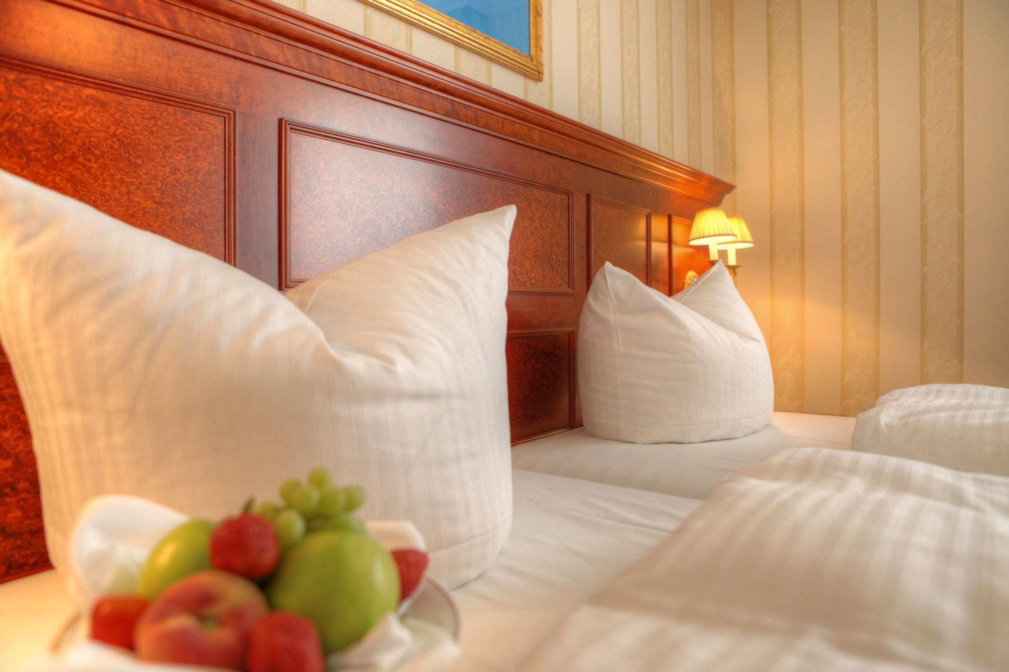 SEETELHOTEL Ahlbecker Hof Heringsdorf  Exteriör bild A bed with pillows